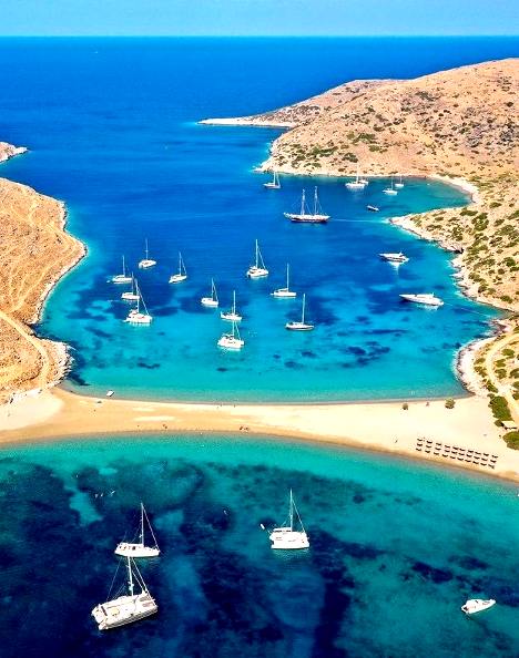 Double beach in Greece, Kolona