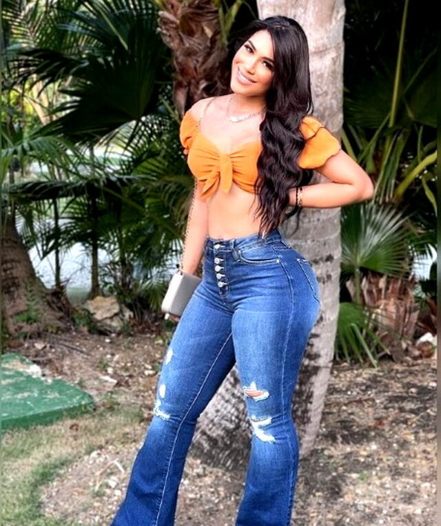 Latina in jeans